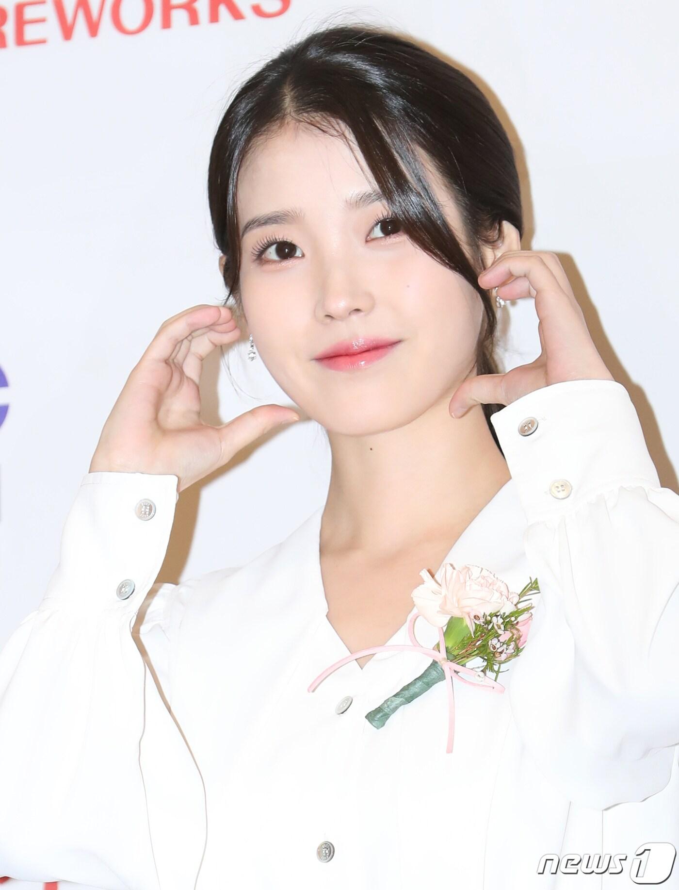 본문 이미지 - 배우 이지은(활동명 아이유)이 23일 오후 서울 영등포구 여의도 중소기업중앙회 KBIZ홀에서 열린 ‘제42회 영평상’에서 포즈를 취하고 있다. 2022.11.23/뉴스1 ⓒ News1 권현진 기자