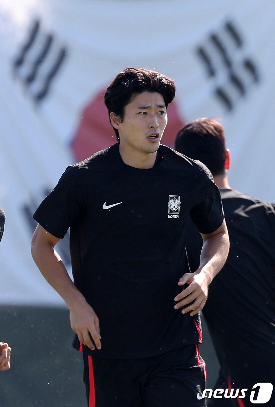 본문 이미지 - 파울루 벤투 감독이 이끄는 대한민국 축구대표팀 조규성이 23일 오후(현지시간) 카타르 도하 알에글라 트레이닝센터에서 훈련을 하고 있다. 2022.11.23/뉴스1 ⓒ News1 이동해 기자