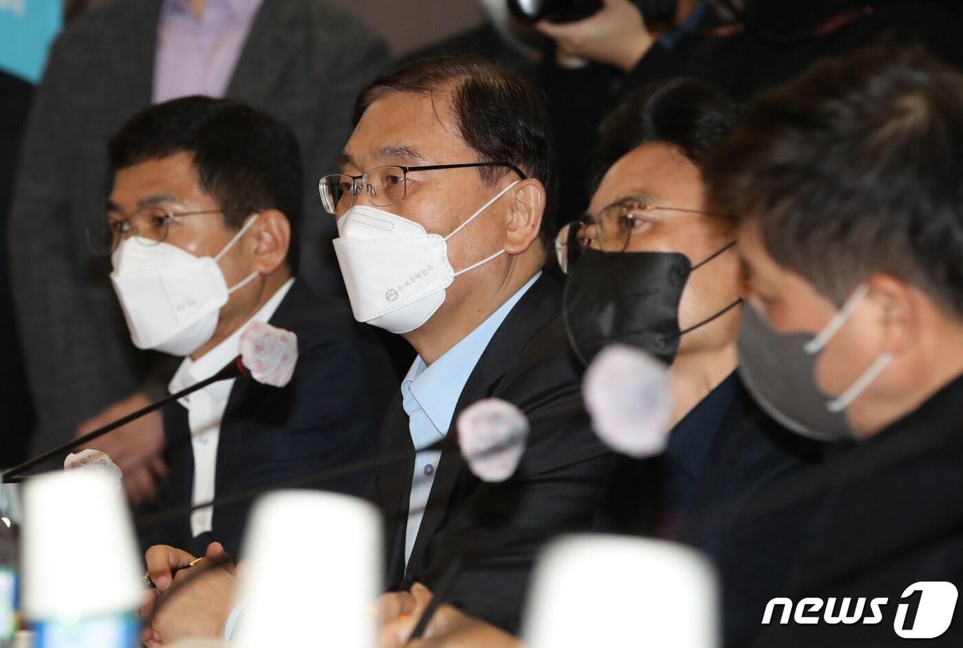 본문 이미지 - 윤영준 현대건설 대표이사(왼쪽 두번째)가 23일 오후 서울 강남구 강남구민회관에서 열린 수도권광역급행철도 GTX-C 노선 관련 은마아파트 간담회에서 원희룡 국토교통부 장관의 발언을 듣고 있다. 이날 은마아파트 입주민 대표들은 불참했다. 2022.11.23/뉴스1 ⓒ News1 김민지 기자