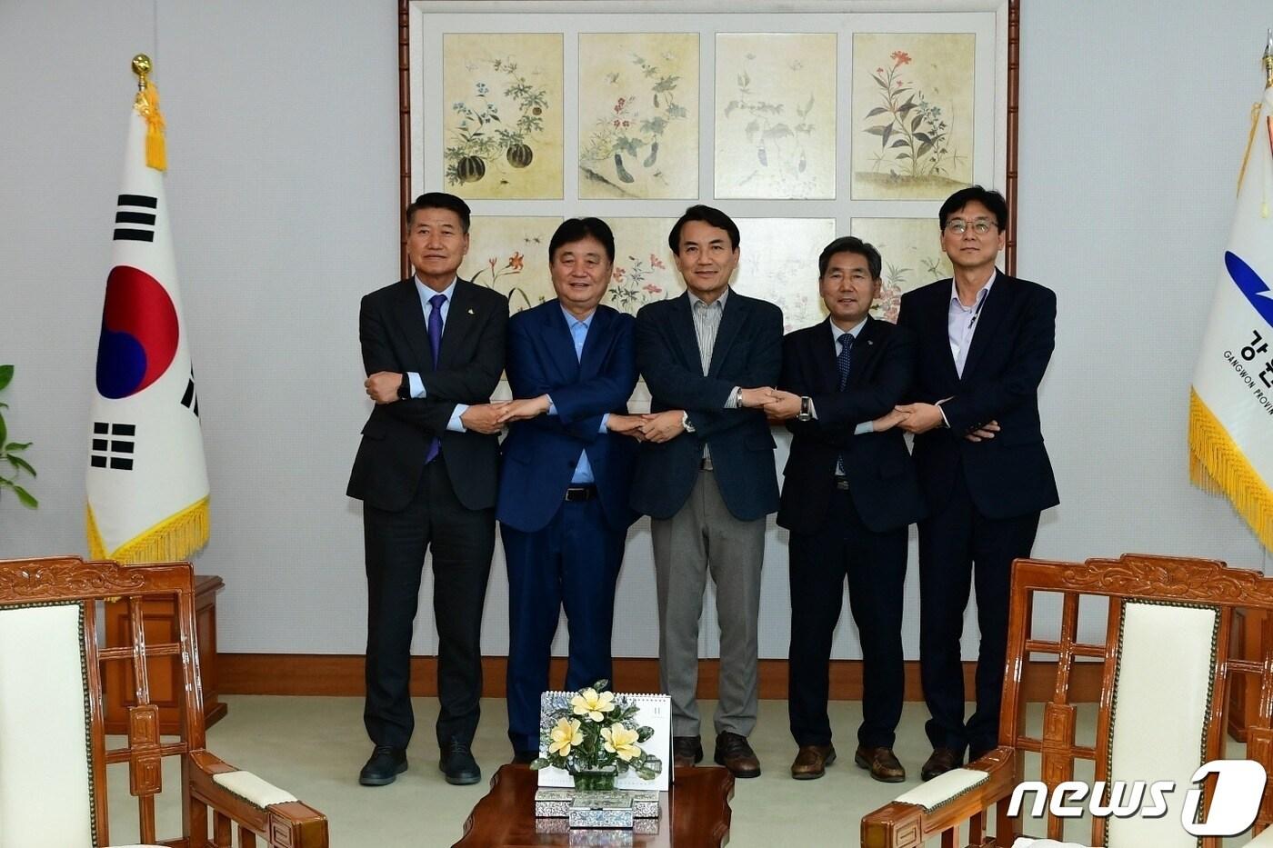 본문 이미지 - 강원 철원군, 화천군, 양구군, 인제군, 고성군 등 도내 5개 접경지역 지자체장이 23일 강원도청에서 김진태 지사를 만나 현안사업을 전달하고, 적극적 관심과 지원을 당부했다.(화천군 제공)