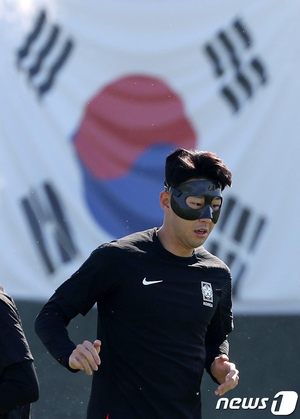 본문 이미지 - 파울루 벤투 감독이 이끄는 대한민국 축구대표팀의 주장 손흥민이 23일 오후(현지시간) 카타르 도하 알에글라 트레이닝센터에서 훈련을 하고 있다. 2022.11.23/뉴스1 ⓒ News1 이동해 기자