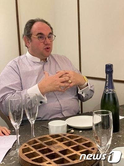 본문 이미지 - 폴 로저 와이너리 가문에 5대손인 위베르 드 빌리 오너가 22일 와인 전문업체 금양인터내셔날의 초청으로 한국을 찾았다.(금양인터내셔날 제공)