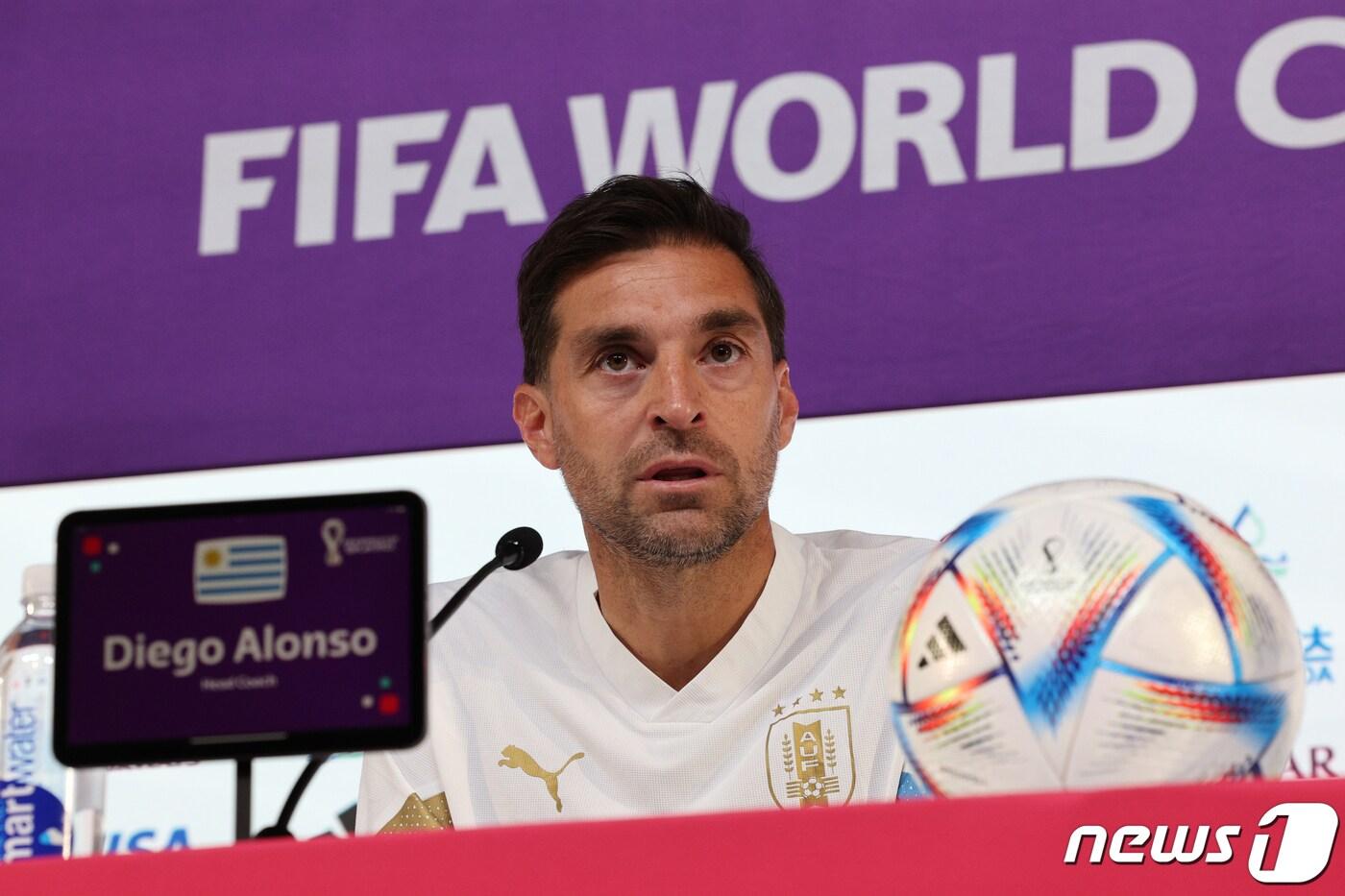 디에고 알론소 우루과이 축구대표팀 감독이 2022 카타르 월드컵 조별리그 H조 1차전 한국과의 경기를 하루 앞둔 23일 오전(현지시간) 카타르 알라이얀의 메인프레스센터에서 기자회견을 하고 있다. 2022.11.23/뉴스1 ⓒ News1 이광호 기자