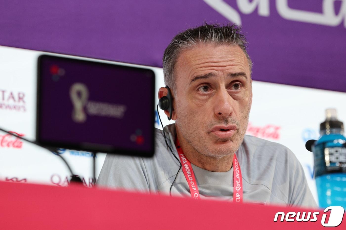 파울루 벤투 대한민국 축구대표팀 감독이 2022 카타르 월드컵 조별리그 H조 1차전 우루과이와의 경기를 하루 앞둔 23일 오전&#40;현지시간&#41; 카타르 알라이얀의 메인프레스센터에서 기자회견을 하고 있다. 2022.11.23/뉴스1 ⓒ News1 이광호 기자