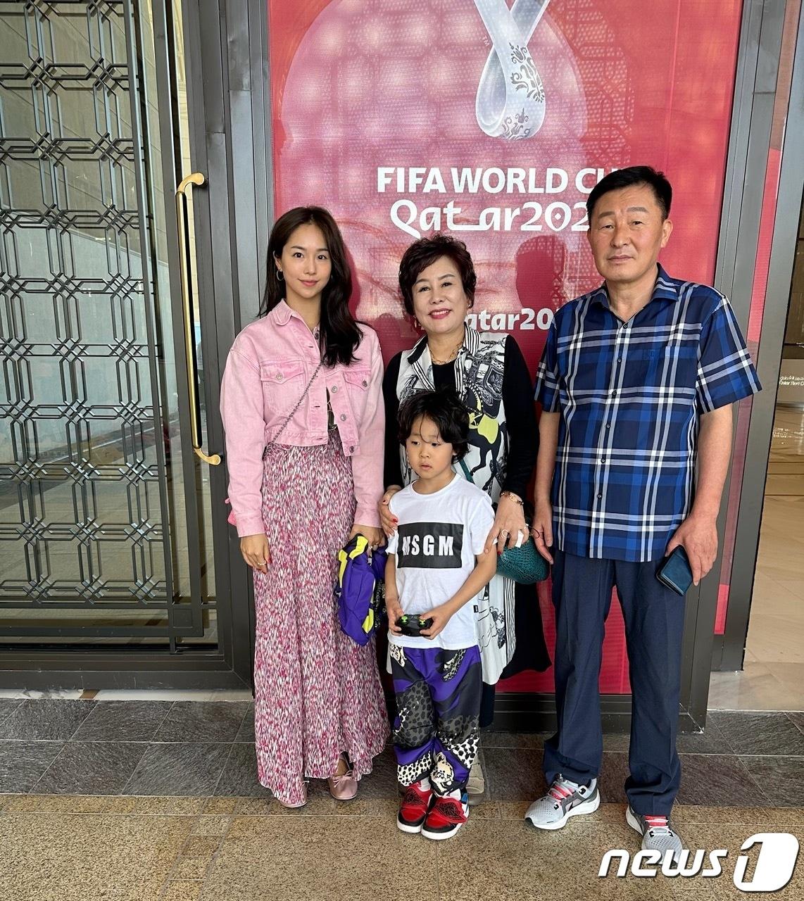 본문 이미지 - 2022 카타르 월드컵에 출전한 김태환을 응원하러 카타르 도하에 도착한 가족들. 광주 북구에 사는 아버지 김웅정씨(오른쪽)는 직접 아들 후원회를 결성해 20년 가까이 아들의 경기마다 찾아가 응원전을 펼쳐왔다.2022.11.23(김웅정씨 제공)/뉴스1