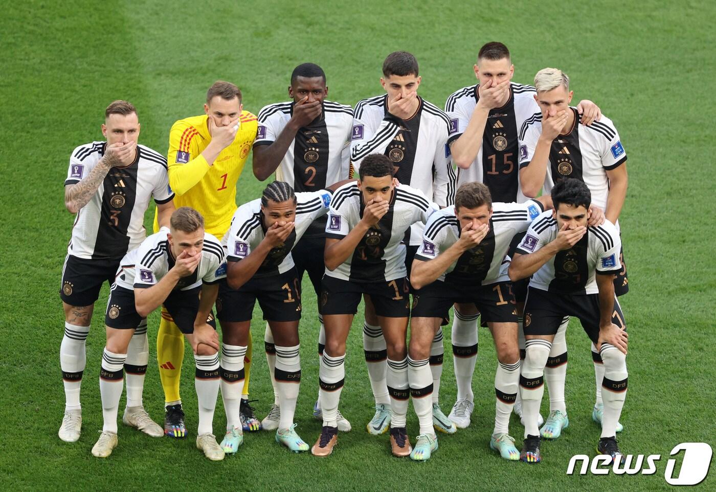 본문 이미지 - 23일(현지시간) 독일 선수들이 카타르 알라이얀의 칼리파 인터내셔널 스타디움에서 열리는 일본과의 2022카타르월드컵 조별리그 1차전에 앞서 입을 가리고 단체 사진을 촬영하고 있다. 2022.11.23/뉴스1 ⓒ 로이터=뉴스1 ⓒ News1 김민수 기자