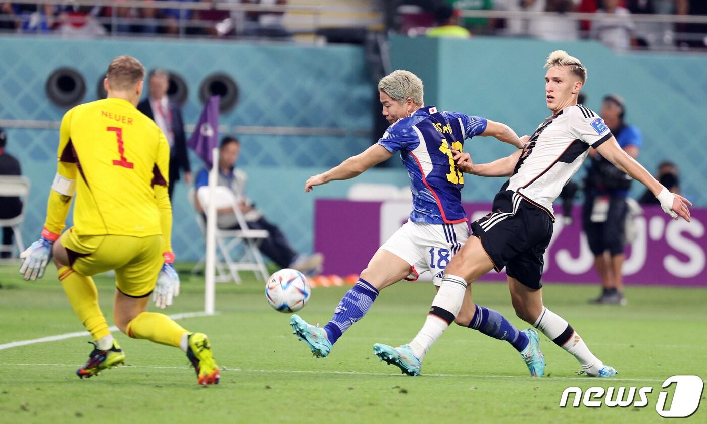 23일(현지시간) 오후 알라이얀의 할리파 인터내셔널 스타디움에서 열린 2022 카타르 월드컵 E조 일본과 독일의 경기 후반전에서 일본 타쿠마가 역전골을 넣고 있다. 2022.11.23/뉴스1 ⓒ News1 이동해 기자