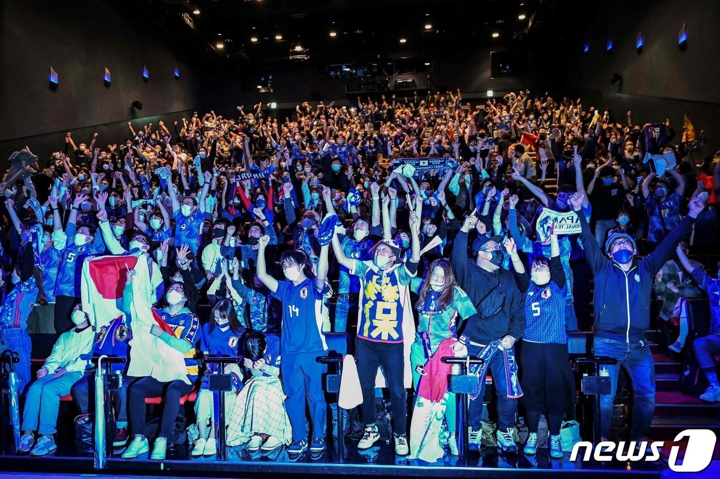 23일(현지시간) 일본 대표팀이 독일과의 E조 조별리그 1차전에서 2-1로 역전승을 거두자 도쿄의 축구 팬들이 환호하고 있다. 전날 팀 내에서 최약체로 평가받던 사우디아라비아가 우승 후보국인 아르헨티나를 상대로 우승한 것에 이어 두 번째 대 이변이라는 평가가 잇따르고 있다. ⓒ AFP=뉴스1 ⓒ News1 임세원 기자