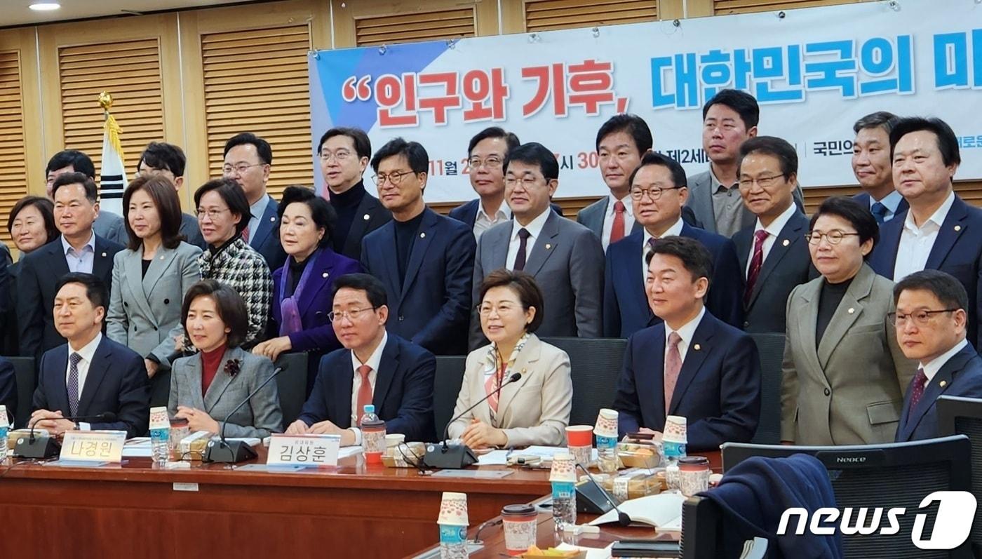 본문 이미지 - 김기현 의원이 이끄는 당내 공부모임 '새로운 미래 혁신24'(새미래)가 24일 나경원 대통령직속 저출산고령사회위원회 부위원장을초청해 세미나를 열었다. 이날 세미나에는 안철수 의원을 비롯한 당내 의원 50여명이 참석했다.2022.11.24/뉴스1ⓒ 뉴스1 김유승 기자