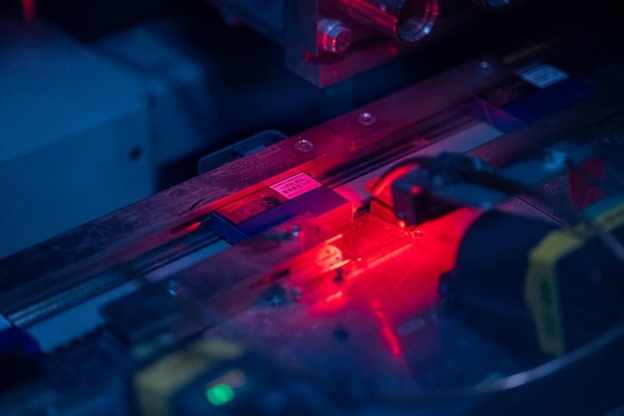 본문 이미지 - '테리아' 패커 공정 과정에서 팩의 바코드 품질을 검사하는 모습.(한국필립모리스 제공) 