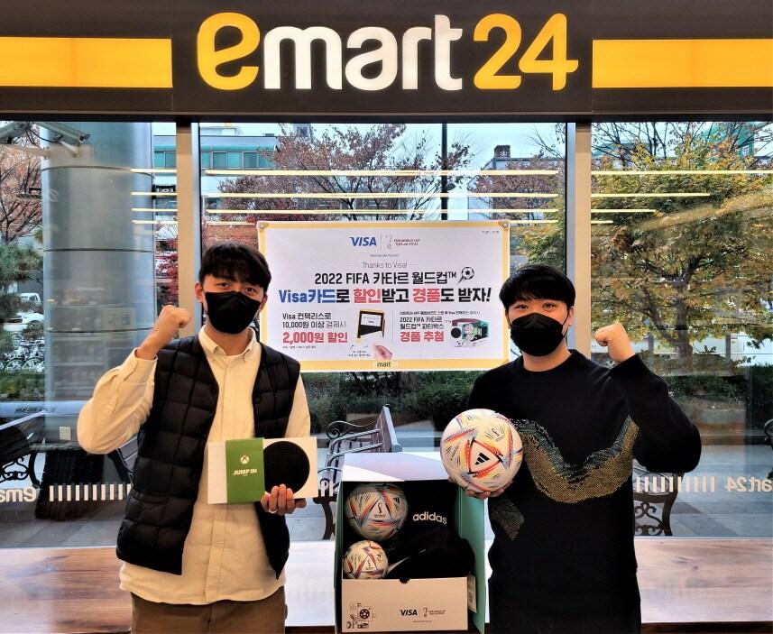 본문 이미지 -  모델들이 이마트24 FIFA 결제 부문 공식 파트너사 '비자'와 손잡고 확대하는 간편결제 수단을 소개하는 모습(이마트24 제공).