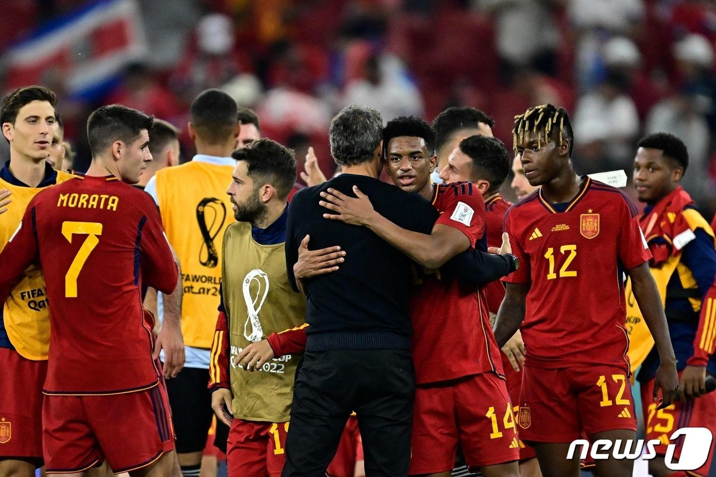 루이스 엔리케 감독(검은색 옷)을 비롯한 스페인 축구 국가대표팀이 24일(한국시간) 열린 2022 카타르 월드컵 E조 1차전에서 코스타리카에 7-0 승리를 거둔 뒤 기뻐하고 있다. ⓒ AFP=뉴스1