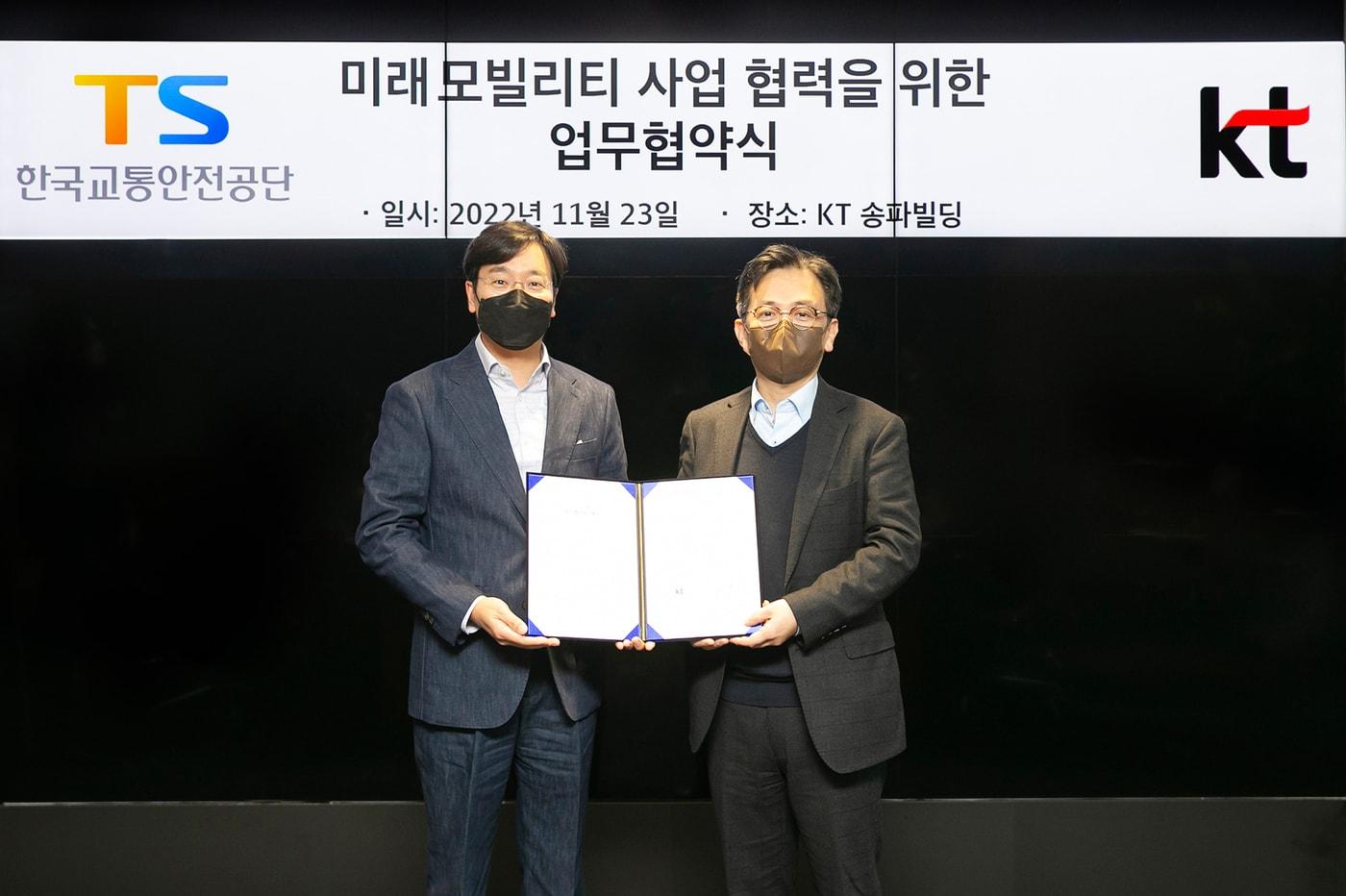 KT가 한국교통안전공단과 지상 및 상공을 포함한 미래 모빌리티 혁신을 위해 협력한다고 24일 밝혔다. 사진은 최강림 KT AI 모빌리티사업단장(왼쪽)과 한정헌 한국교통안전공단 미래모빌리티추진단장이 기념촬영하는 모습 (KT 제공)