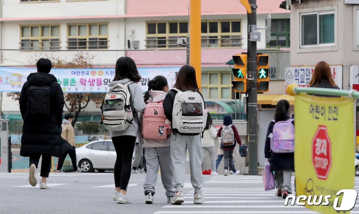 본문 이미지 - 등교하는 한 서울 초등학교 학생들. /뉴스1 ⓒ News1 장수영 기자