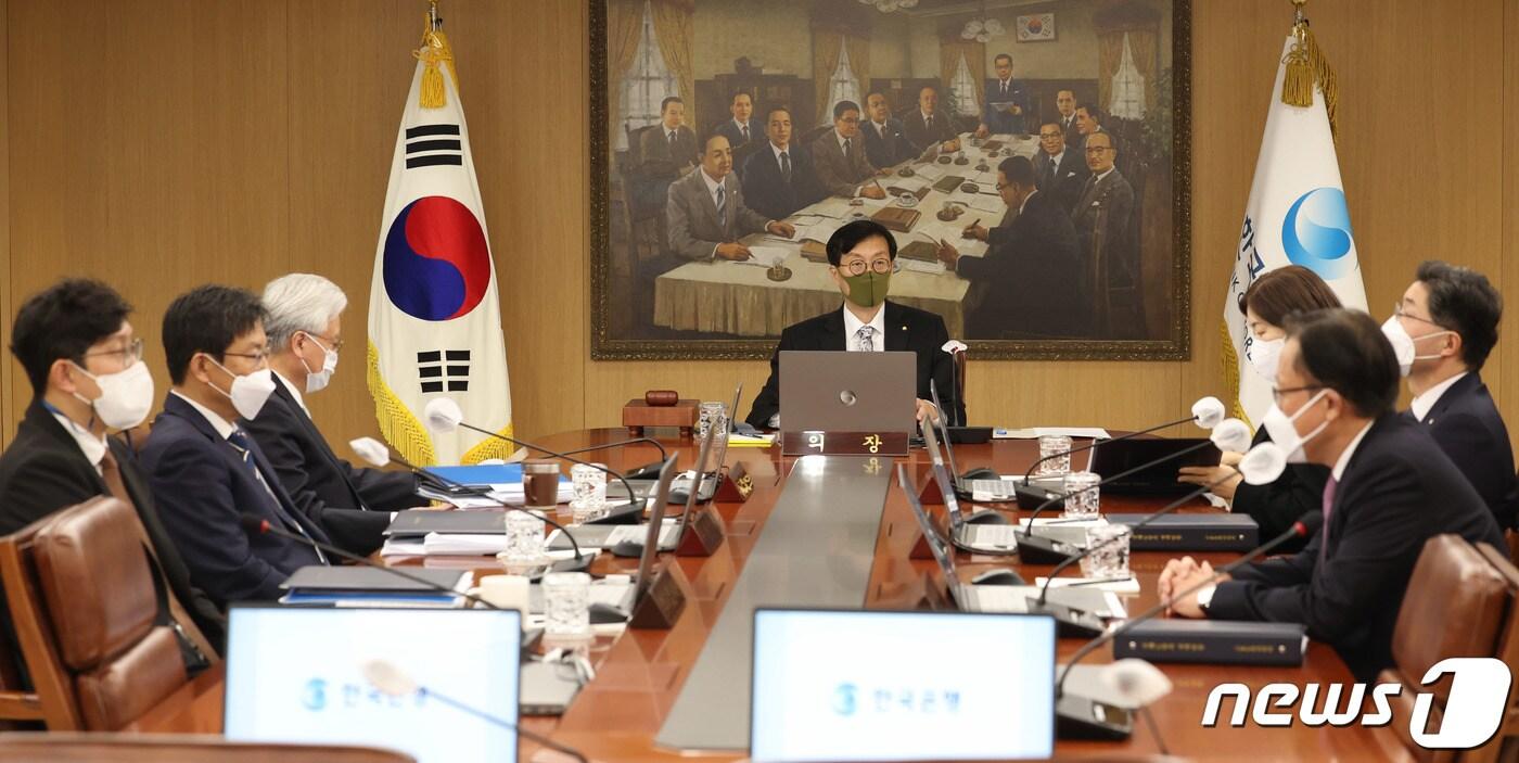 본문 이미지 - 이창용 한국은행 총재가 지난해 11월 금융통화위원회 본회의를 주재하고 있다. 2022.11.24/뉴스1