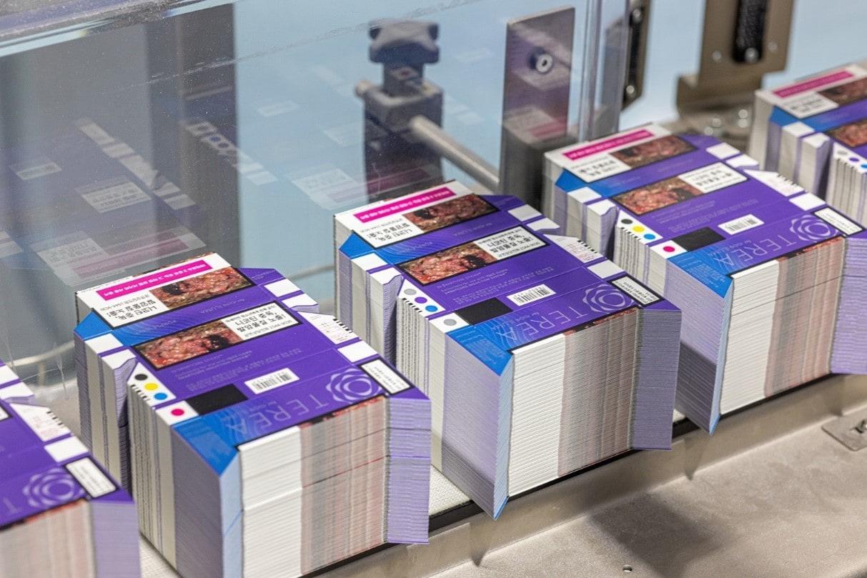 본문 이미지 -  패커(Packer) 장비에 들어가기 전 대기 중인 ‘테리아’ 패키징 자재의 모습. (한국필립모리스 제공)