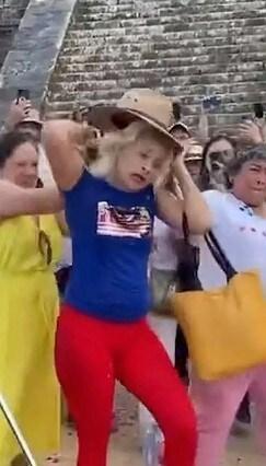 본문 이미지 - 고대 유적지 피라미드에 무단 침입했다가 다른 관광객에게 머리채를 잡힌 20대 여성. (틱톡)