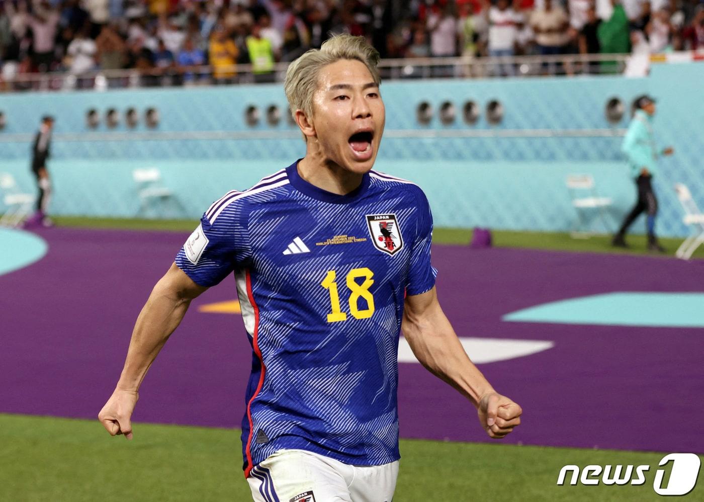 일본 축구 대표팀의 타쿠마 아사노가 22일(현지시간) 알라이얀의 할리파 인터내셔널 스타디움에서 열린 2022 카타르 월드컵 E조 일본과 독일의 경기에서 결승골을 넣은 후 환호하고 있다.  ⓒ 로이터=뉴스1 ⓒ News1 임세원 기자