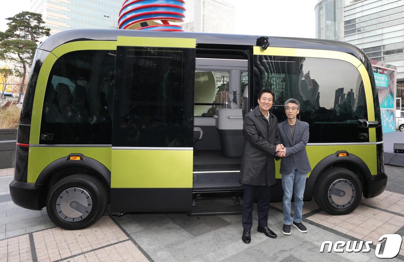 본문 이미지 - 오세훈 서울시장과 송창현 포티투닷(42dot) 대표가 24일 오전 서울 중구 청계광장에서 열린 청계천 자율주행 전용버스 운행 선포식에서 기념 촬영을 하고 있다. 2022.11.24/뉴스1 ⓒ News1 김민지 기자
