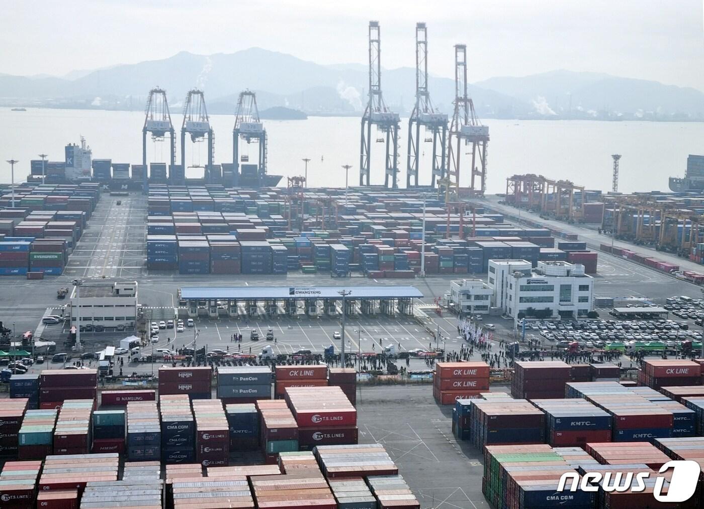 본문 이미지 - 전국민주노동조합총연맹 공공운수노조 화물연대 총파업 첫날인 24일 오전 전남 광양시 광양항에서 화물연대 전남본부 조합원들이 출정식을 갖고 있다. 2022.11.24/뉴스1 DB ⓒ News1