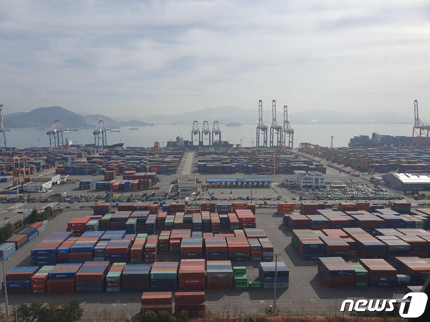 본문 이미지 - 전국민주노동조합총연맹 공공운수노조 화물연대 총파업 첫날인 24일 오후 전남 광양시 광양항에서 전남본부 노조원들이 화물트럭을 배치하고 투쟁을 벌이고 있다.2022.11.24/뉴스1 ⓒ News1