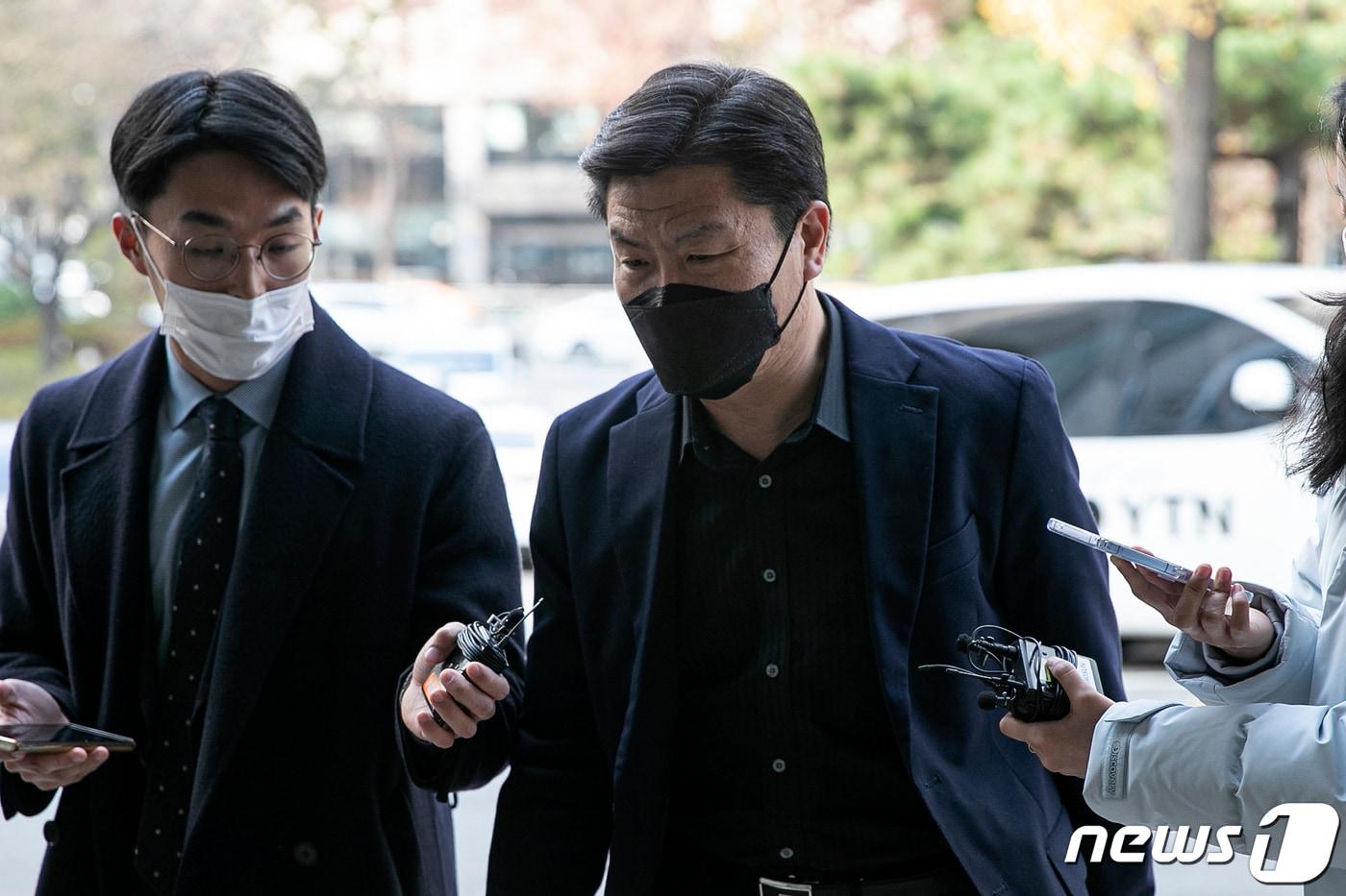 본문 이미지 - 이임재 전 용산경찰서장이 2차 소환조사를 받기 위해 24일 오후 서울 마포구 이태원 사고 특별수사본부로 출석하고 있다. 업무상과실치사상과 직무유기 혐의로 입건된 이 전 서장은 지난 21일에도 특수본에 출석한 바 있다. 2022.11.24/뉴스1 ⓒ News1 이승배 기자
