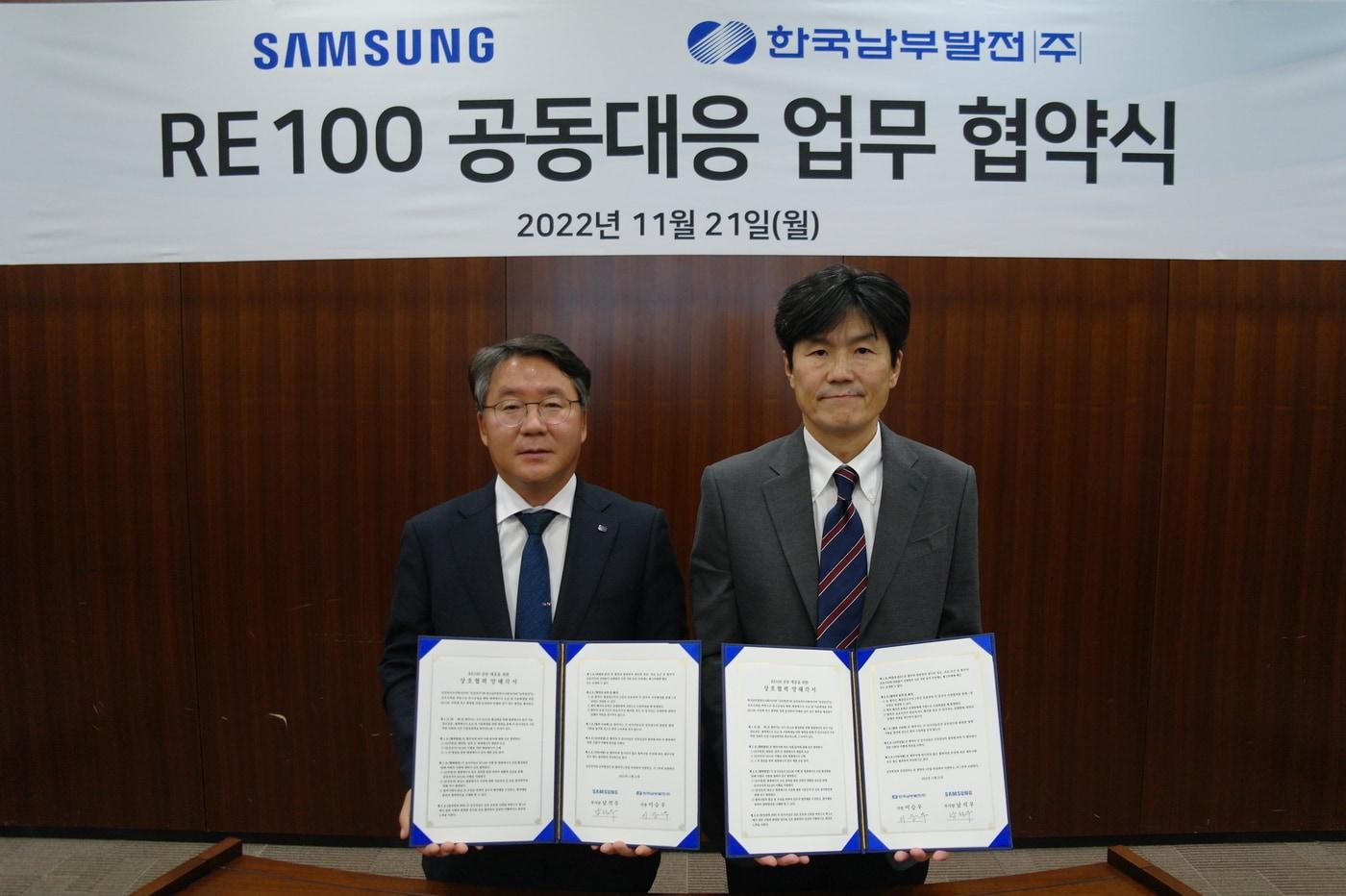 한국남부발전 이승우 사장(왼쪽)과 삼성전자 DS부문 CSO 및 글로벌 제조&인프라총괄 남석우 부사장이 'RE100 공동 대응을 위한 업무 협약식'에서 기념촬영하고 있다. 