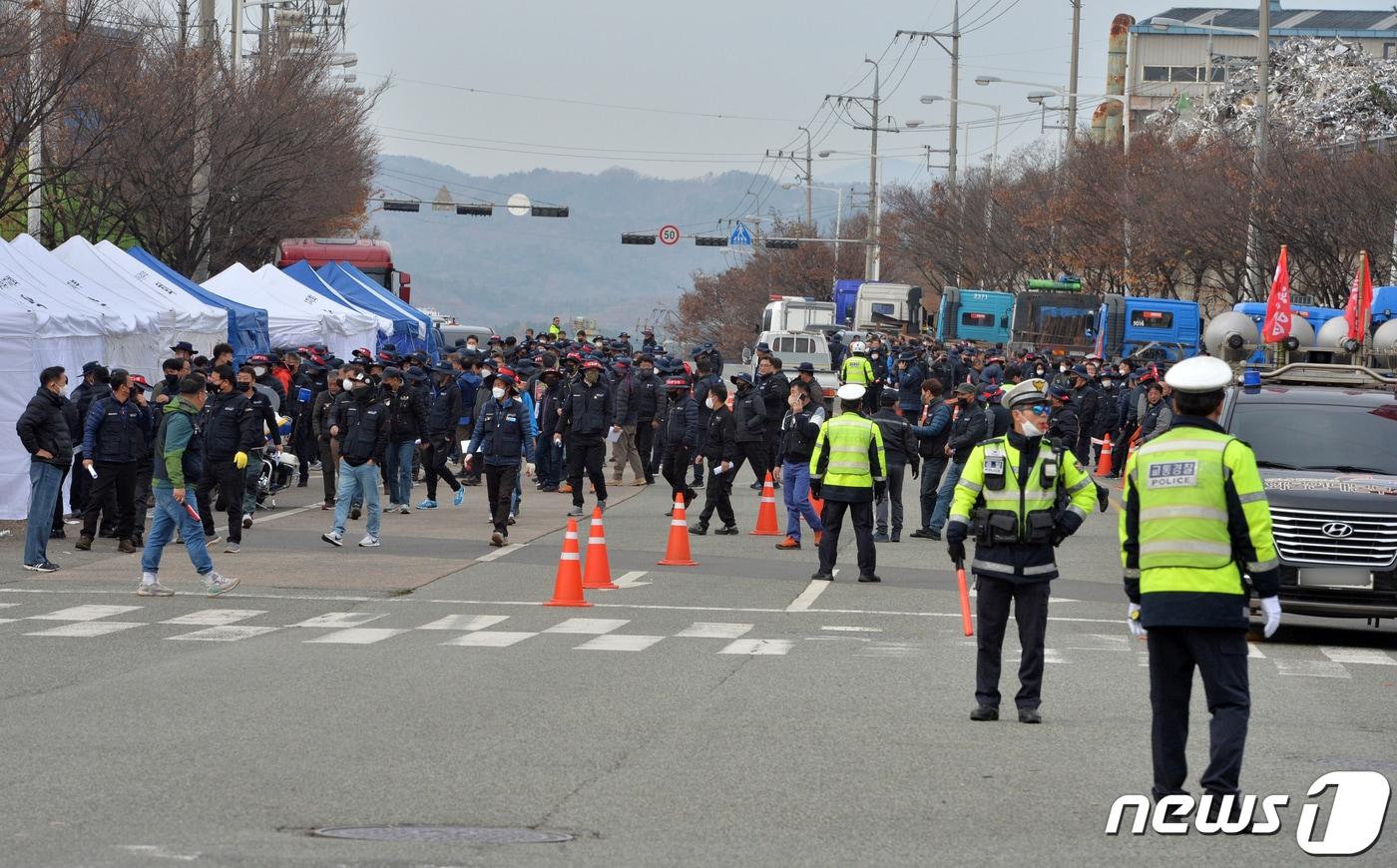 본문 이미지 - 24일 오전 민주노총 공공운수노조 화물연대본부(화물연대)가 안전운임제 확대와 일몰제 폐지 등을 요구하며 총파업을 들어간 가운데 포항시 남구 대송 교차로에서 포항과 경주지부 조합원 2000여명이 파업 출정식을 마친 후 거점 투쟁을 하기 위해 이동하고 있다.2022.11.24/뉴스1 ⓒ News1 최창호 기자