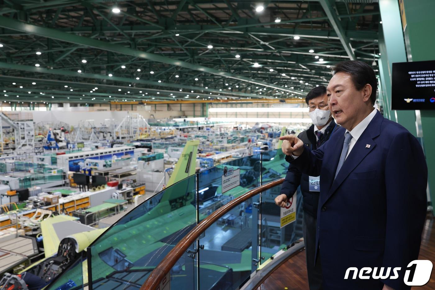 윤석열 대통령이 지난해 11월 경남 사천시 한국항공우주산업(KAI)을 방문해 전투기 조립 공장을 살펴보고 있다. (대통령실 제공) 2022.11.24/뉴스1 ⓒ News1 오대일 기자