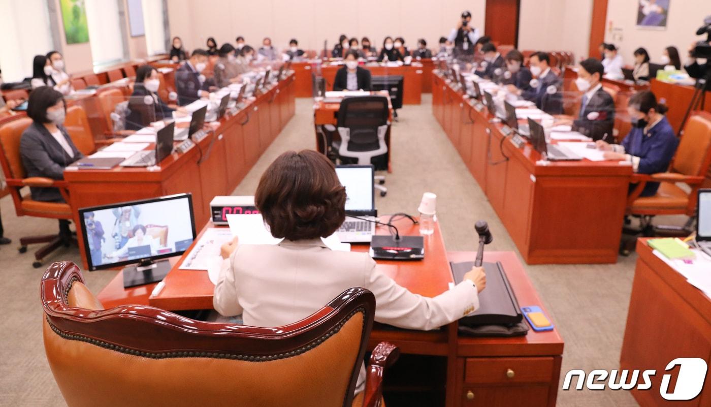 본문 이미지 - 24일 서울 여의도 국회에서 열린 여성가족위원회 전체회의에서 권인숙 위원장이 의사봉을 두드리고 있다. 2022.11.24/뉴스1 ⓒ News1 허경 기자