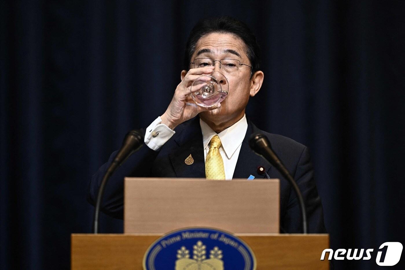 본문 이미지 - 기시다 후미오 일본 총리가 19일(현지시간) 태국 방콕에서 열린 아시아태평양경제협력치(APEC) 정상회의에서 기자회견을 하며 물을 마시고 있다. ⓒ AFP=뉴스1 ⓒ News1 강민경 기자