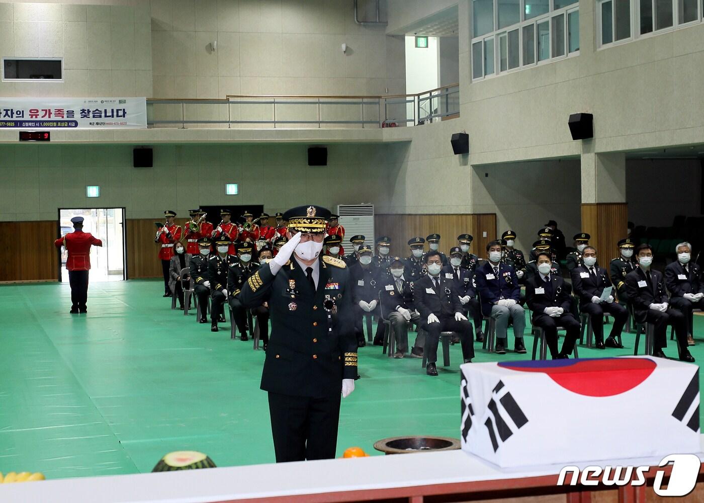 본문 이미지 - 24일 8군단 충용관에서 엄수된 6․25 전사자 발굴 유해 합동 영결식에서 박안수 8군단장이 헌화·분향을 마치고 거수경례를 하고 있다.(육군 8군단 제공) 2022.11.24/뉴스1
