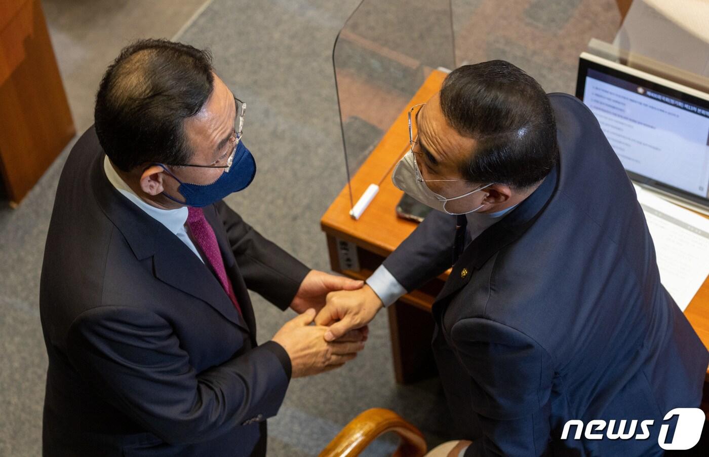 본문 이미지 - 주호영 국민의힘 원내대표(왼쪽)와 박홍근 더불어민주당 원내대표가 24일 오후 서울 여의도 국회에서 열린 제400회 국회(정기회) 제13차 본회의에서 악수를 하고 있다. 2022.11.24/뉴스1 ⓒ News1 이재명 기자