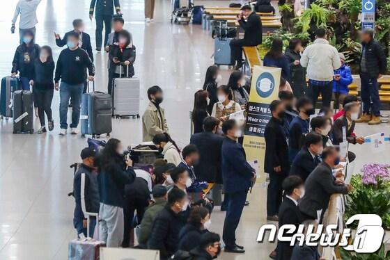 본문 이미지 - 관세청과 인천공항공사, ㈜굿럭컴퍼니가 25일 인천공항에서 ‘교통약자 입국 서비스 개선을 위한 규제혁신 제휴 협약’을 체결, ‘교통약자 짐 찾기 도움서비스’를 시범 운영한다. 사진은 인천국제공항 제1여객터미널 입국장 모습. 