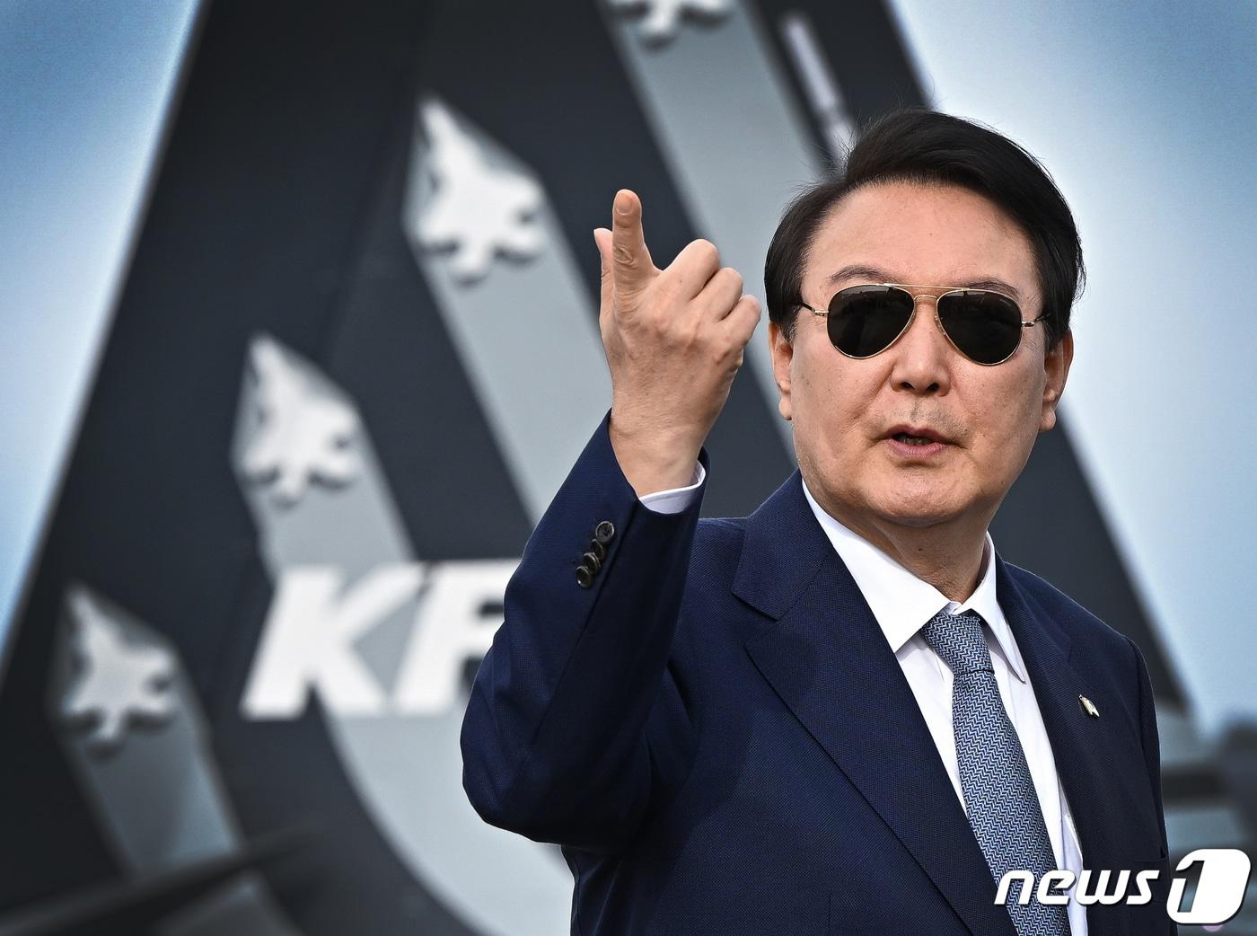 본문 이미지 - 윤석열 대통령이 24일 경남 사천 한국항공우주산업(KAI)을 방문해 KF-21 시제기 3호기를 참관하며 관계자와 대화를 나누고 있다. (대통령실 제공) 2022.11.24/뉴스1 ⓒ News1 오대일 기자