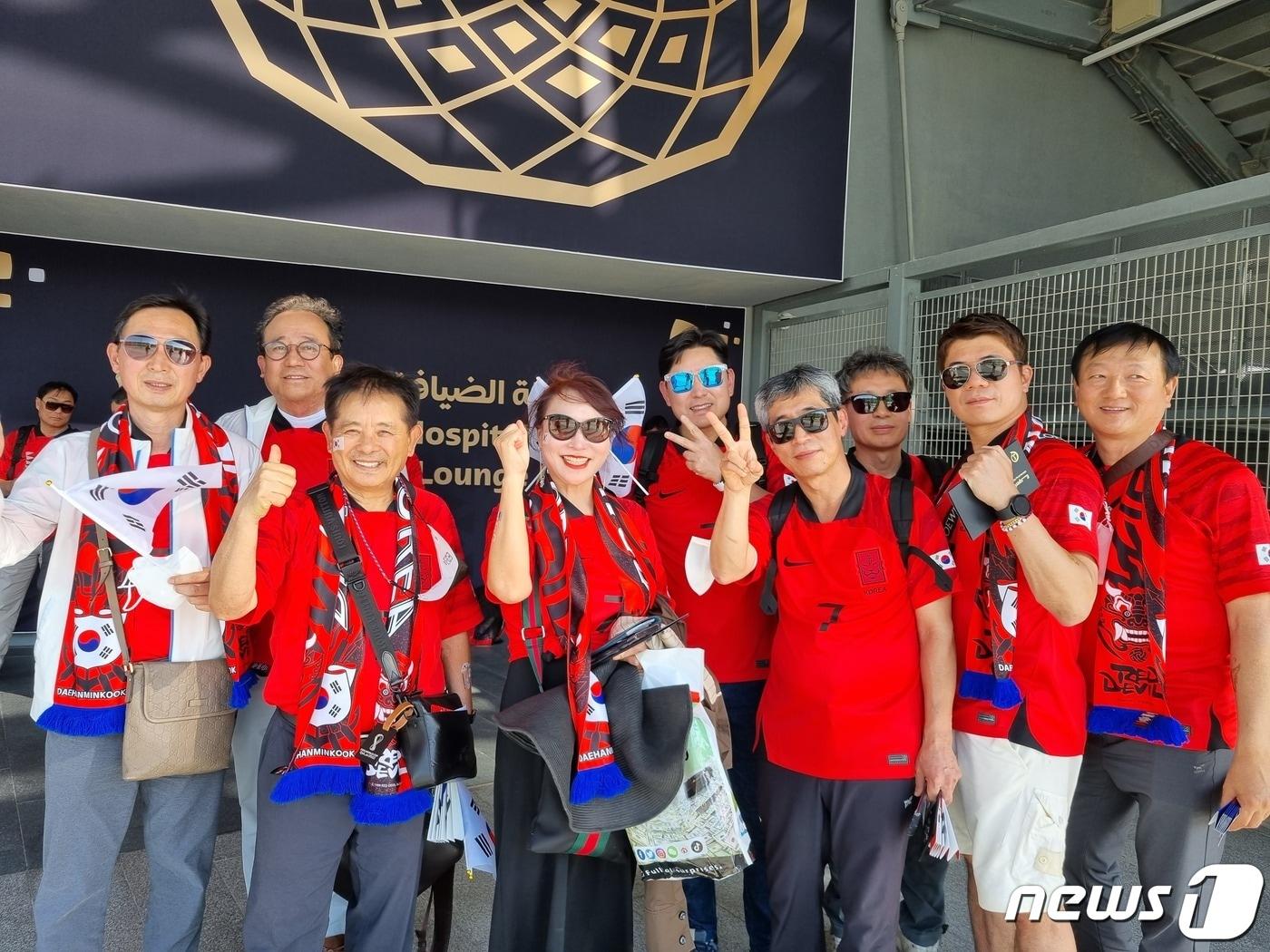 본문 이미지 - 한국을 응원하기 위해 부산에서 날아온 팬들ⓒ News1 안영준 기자  
