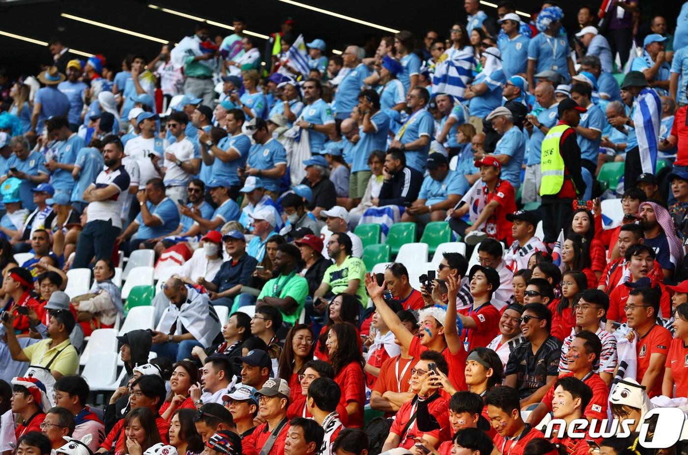 '2022 카타르 월드컵' 조별리그 H조 대한민국 vs. 우루과이 경기가 열릴 알라이얀 에듀케이션 시티 경기장에 24일 양측 팬들이 응원석을 가득 메웠다. ⓒ 로이터=뉴스1 ⓒ News1 최서윤 기자