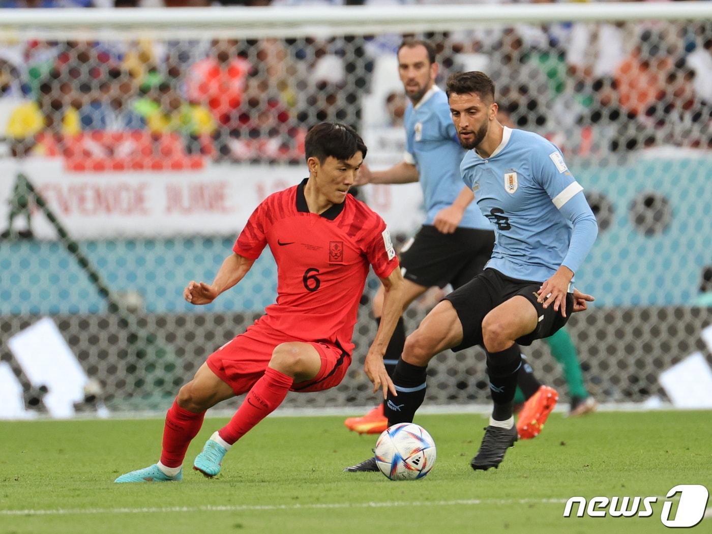 본문 이미지 - 황인범이 24일 오후(현지시간) 카타르 알라이얀 에듀케이션 시티 스타디움에서 열린 2022 카타르 월드컵 조별리그 H조 1차전 대한민국과 우루과이의 경기에서 따라 붙는 벤탄쿠르를 등진 채 패스할 곳을 찾고 있다. 2022.11.24/뉴스1 ⓒ News1 이광호 기자