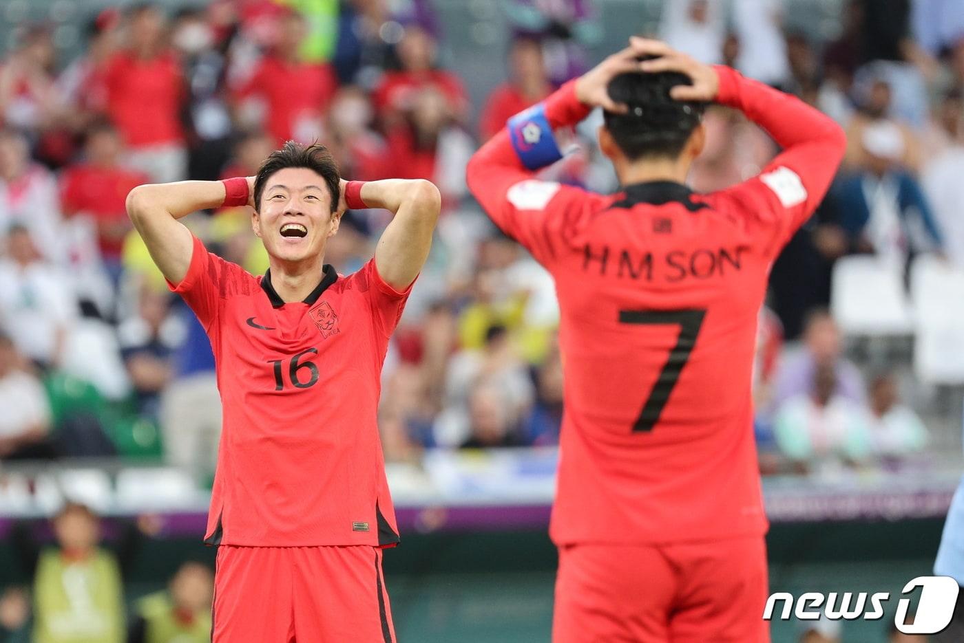 24일 오후(현지시간) 카타르 알라이얀 에듀케이션 시티 스타디움에서 열린 2022 카타르 월드컵 조별리그 H조 1차전 대한민국-우루과이 경기에서 황의조가 상대 문전에 때린 슈팅이 벗어나자 아쉬워하고 있다. 2022.11.24/뉴스1 ⓒ News1 이동해 기자