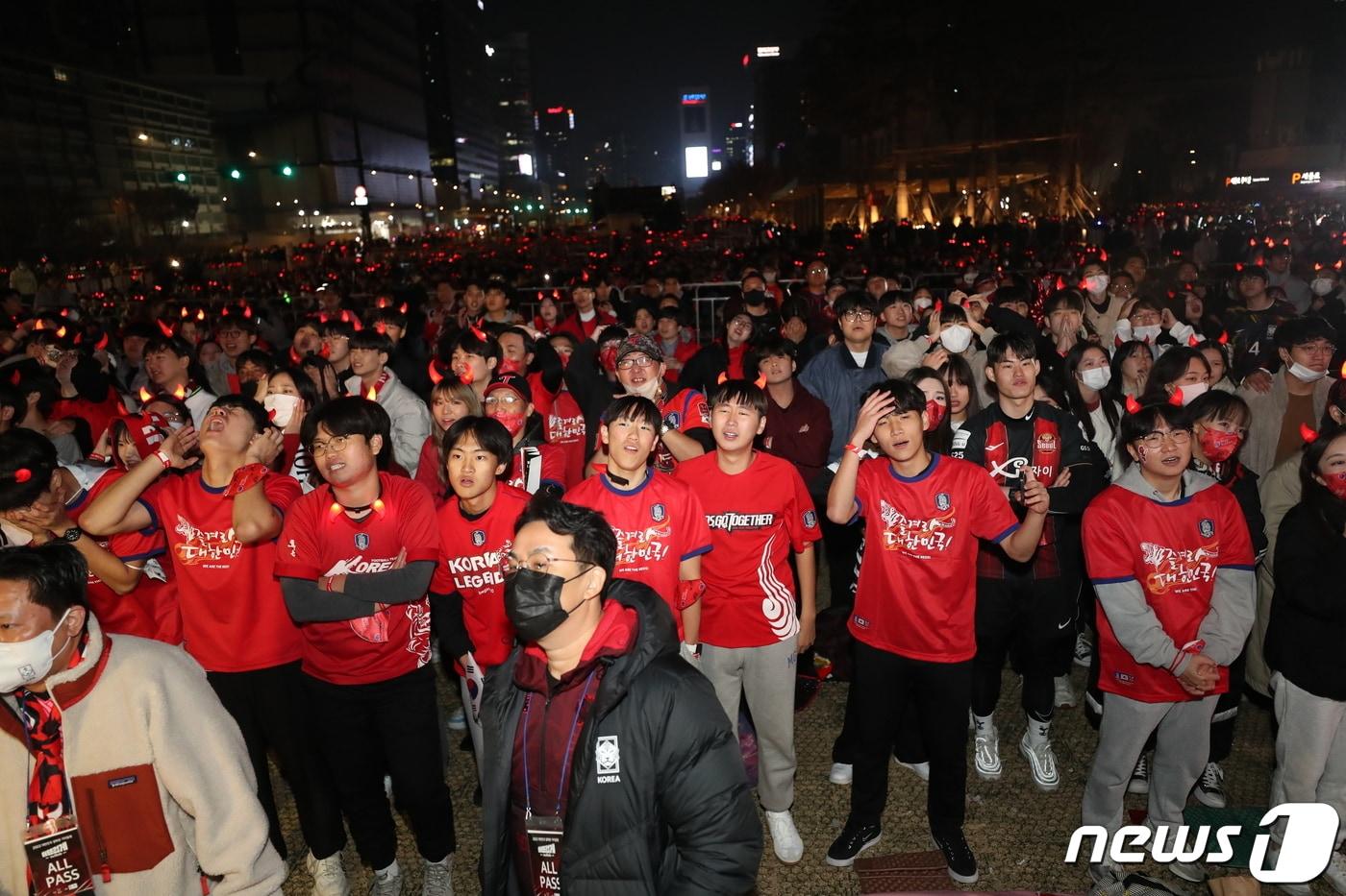 붉은악마와 시민들이 24일 서울 광화문광장에서 2022 카타르 월드컵 H조 조별리그 1차전 대한민국과 우루과이의 경기를 보며 거리응원 하고 있다. 2022.11.24/뉴스1 ⓒ News1 박세연 기자
