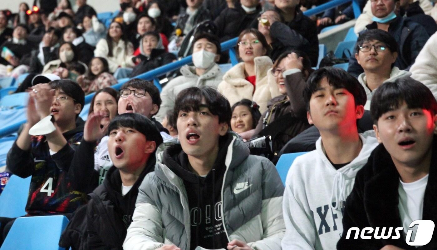 24일 오후 10시30분께 인천시 중구 인천축구전용경기장에서 2022년 카타르 월드컵을 응원하기 위해 모인 1200여명(붉은악마 인천지회 추산)이 응원전을 펼치고 있다.2022.11.24/뉴스1 ⓒ News1 박아론 기자