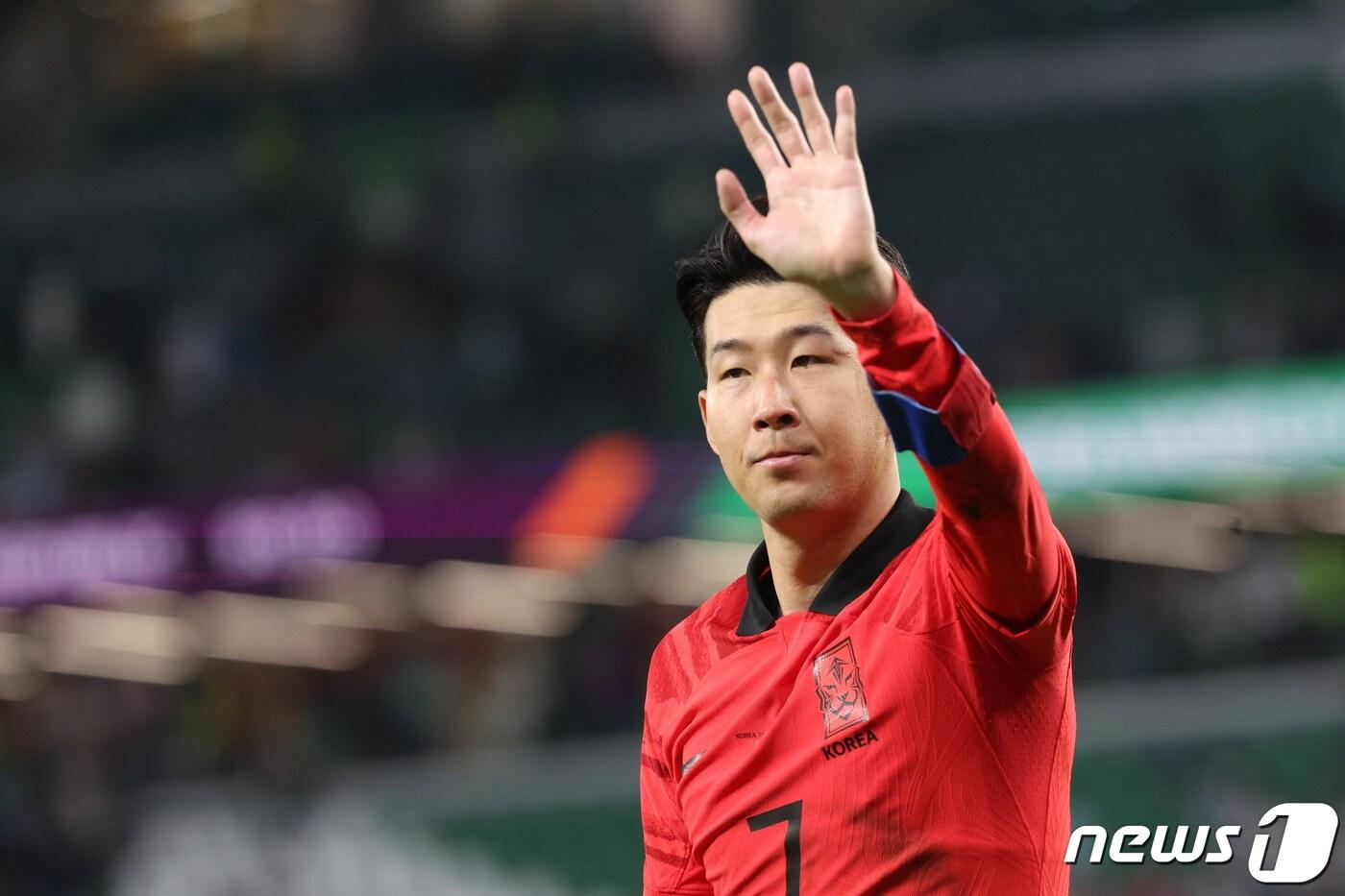 본문 이미지 - 24일 오후(현지시간) 카타르 알라이얀 에듀케이션 시티 스타디움에서 열린 2022 카타르 월드컵 조별리그 H조 1차전 대한민국과 우루과이의 경기에서 0대 0 무승부로 경기를 마친 손흥민이 마스크를 벗고 인사하고 있다. 2022.11.24/뉴스1 ⓒ News1 이동해 기자