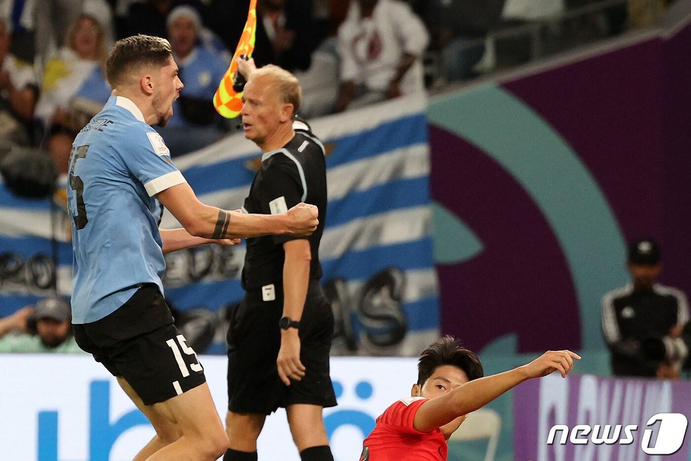 24일 오후(현지시간) 카타르 알라이얀 에듀케이션 시티 스타디움에서 열린 2022 카타르 월드컵 조별리그 H조 1차전 대한민국과 우루과이의 경기에서 이강인이 발베르데의 반칙성 태클에 넘어지고 있다. 2022.11.25/뉴스1 ⓒ News1 이동해 기자