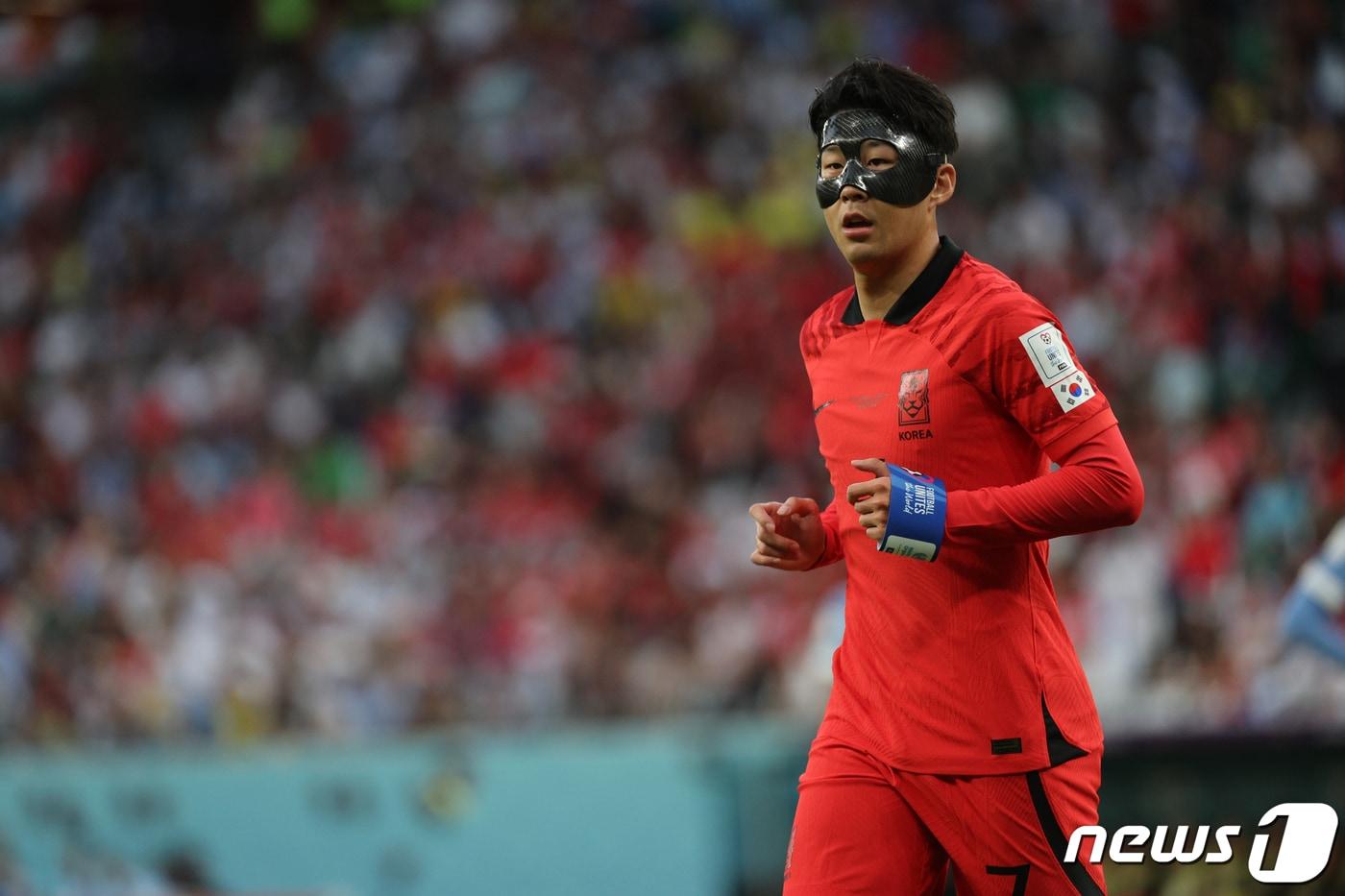 손흥민이 24일 오후(현지시간) 카타르 알라이얀 에듀케이션 시티 스타디움에서 열린 2022 카타르 월드컵 조별리그 H조 1차전 대한민국과 우루과이의 경기에서 수비에 가담하고 있다. 2022.11.25/뉴스1 ⓒ News1 이광호 기자