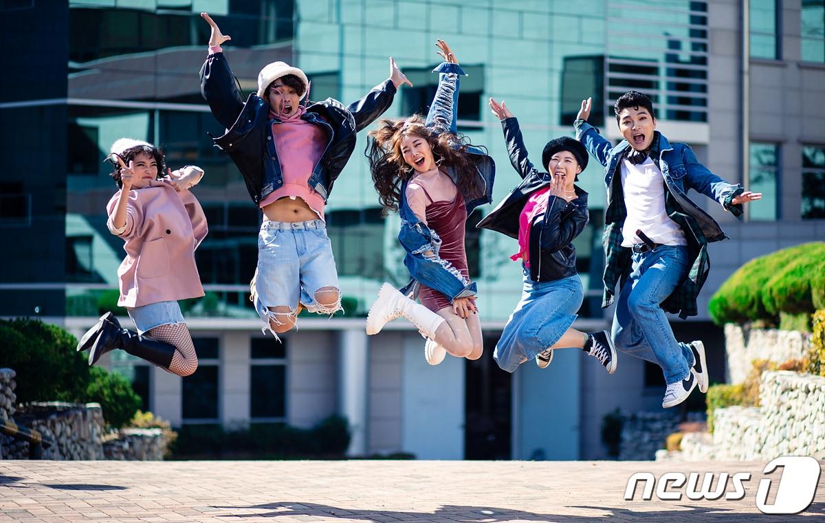 본문 이미지 - 대구시립극단은 오는 12월7일부터 17일까지 대구문화예술회관 비슬홀에서 연극 '벚꽃 졸업식'을 공연한다. 사진은 작품 홍보 사진. (대구시립극단 제공)/뉴스1