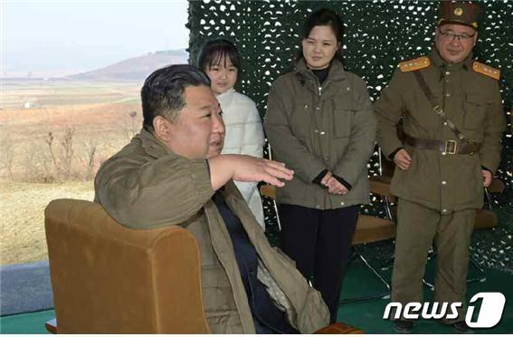 본문 이미지 - 북한이 지난 19일 전격 공개한 김정은 노동당 총비서의 둘째 딸 김주애의 모습.