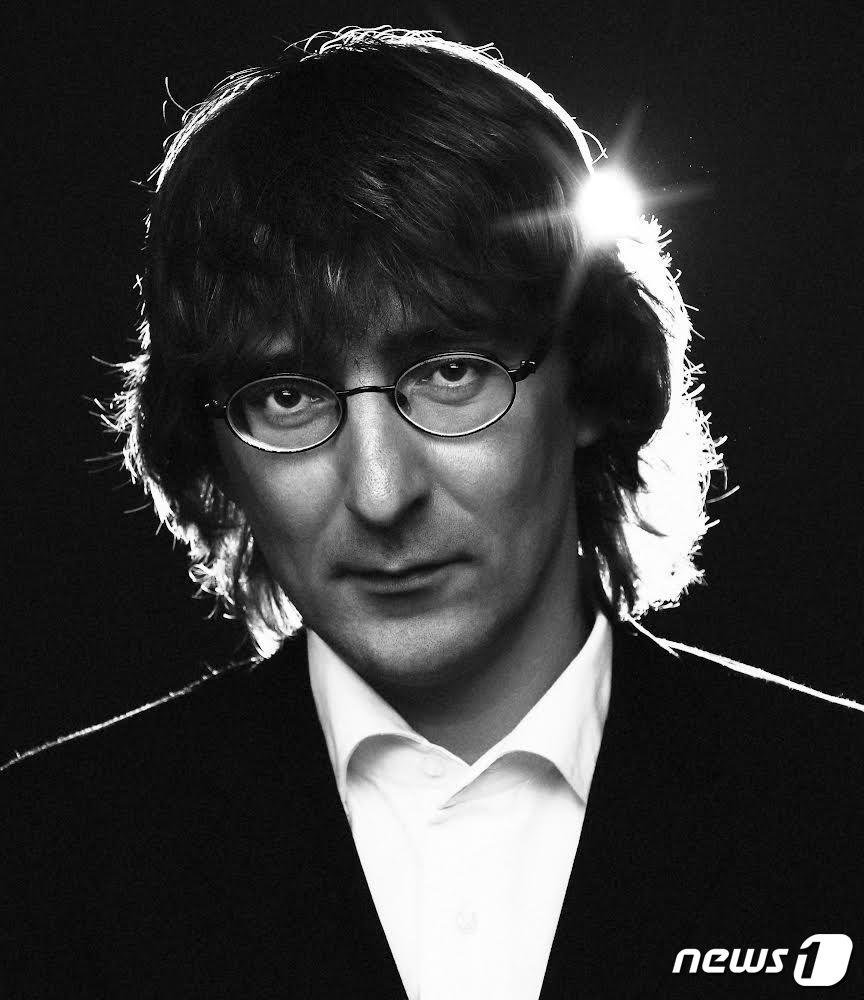 본문 이미지 - 대구 수성문화재단 수성아트피아는 다음달 8일 한영아트센터 안암홀에서 '12월 차이코프스키 겨울의 애상' 공연을 무대에 올린다. 사진은 공연 무대에 서는 피아니스트 세르게이 타라소프. (수성아트피아 제공)/뉴스1