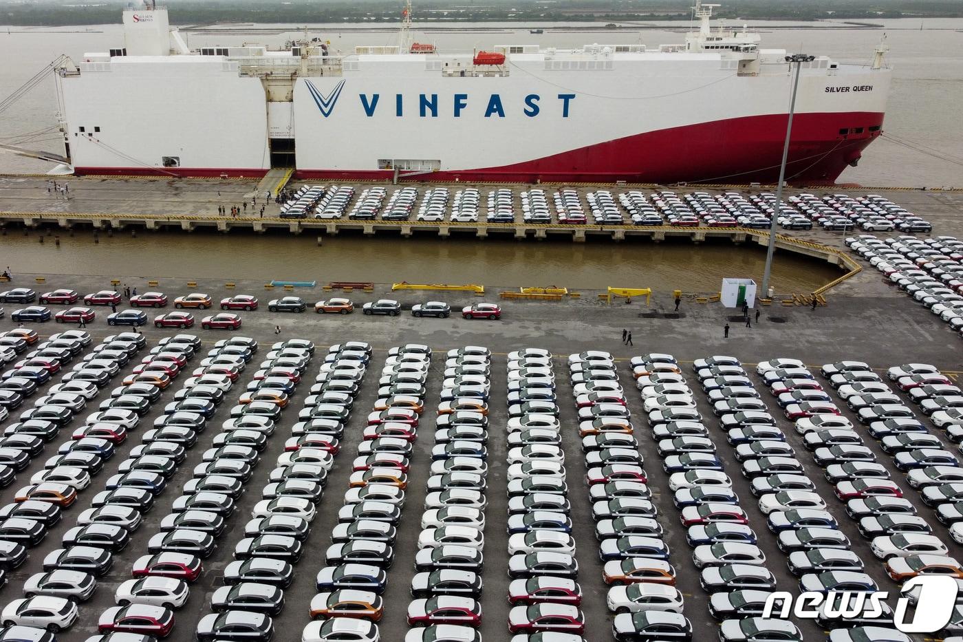 본문 이미지 - 25일(현지시간) 베트남 하이퐁항에 선적 대기중인 베트남 업체 빈패스트의 전기차들. 이날 빈패스트 측은 계약을 맺은 999대 중 첫 물량을 미국으로 보냈다고 밝혔다. ⓒ 로이터=뉴스1 ⓒ News1 최종일 기자