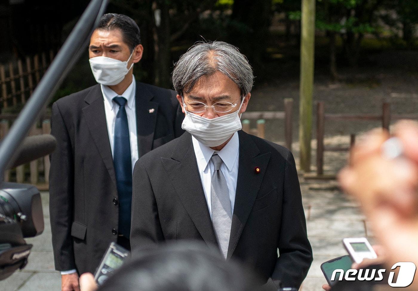 본문 이미지 - 아키바 겐야(가운데) 일본 부흥상이 지난 8월15일 야스쿠니신사에 방문한 뒤 취재진의 질문에 답변하고 있다. ⓒ AFP=뉴스1 ⓒ News1 강민경 기자