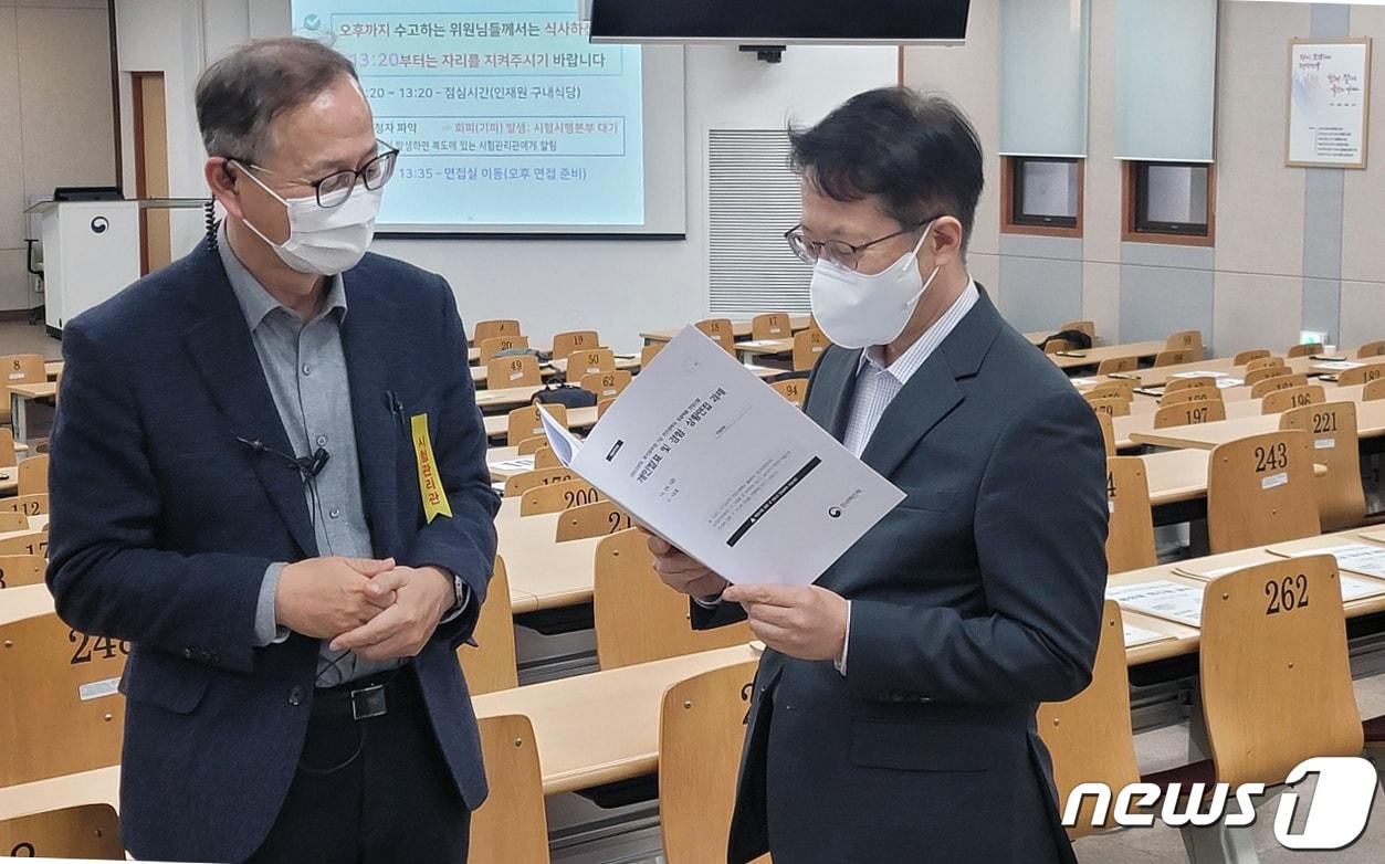 본문 이미지 - 조성주 인사혁신처 차장(오른쪽)이 25일 '2022년도 7급 민간경력자 일괄채용 면접시험'이 치러진 경기도 과천 국가공무원인재개발원을 방문해 시험 상황을 점검하고 있다. (인사혁신처 제공) 2022.11.25/뉴스1